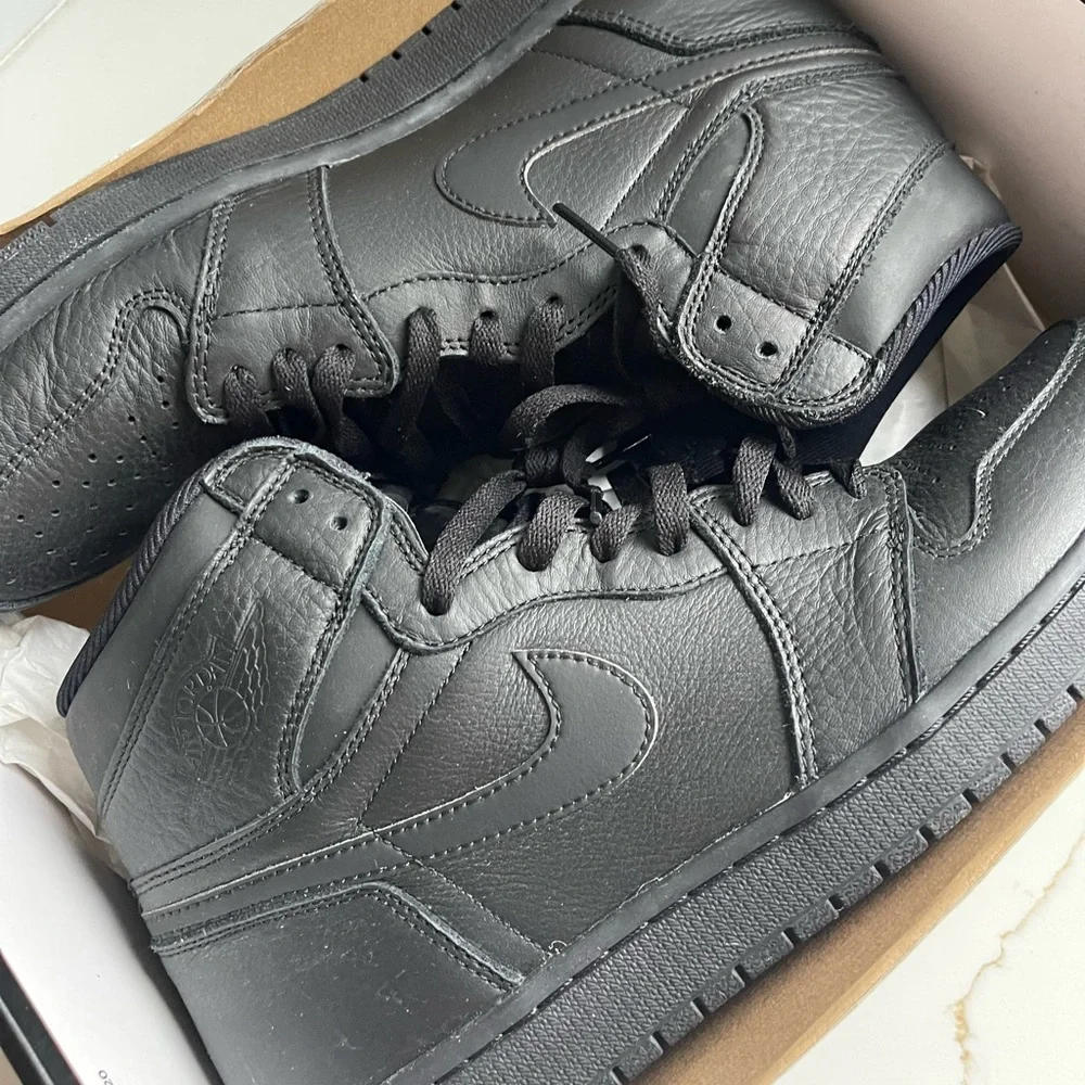 Nike Air Jordan 1 Retro High OG 'Triple Black' sneaker - Picture 10 of 10